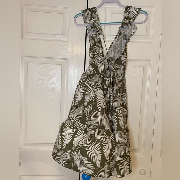 - -NWT Cupshe leafy trim woman dress size M - Picture 2 of 6